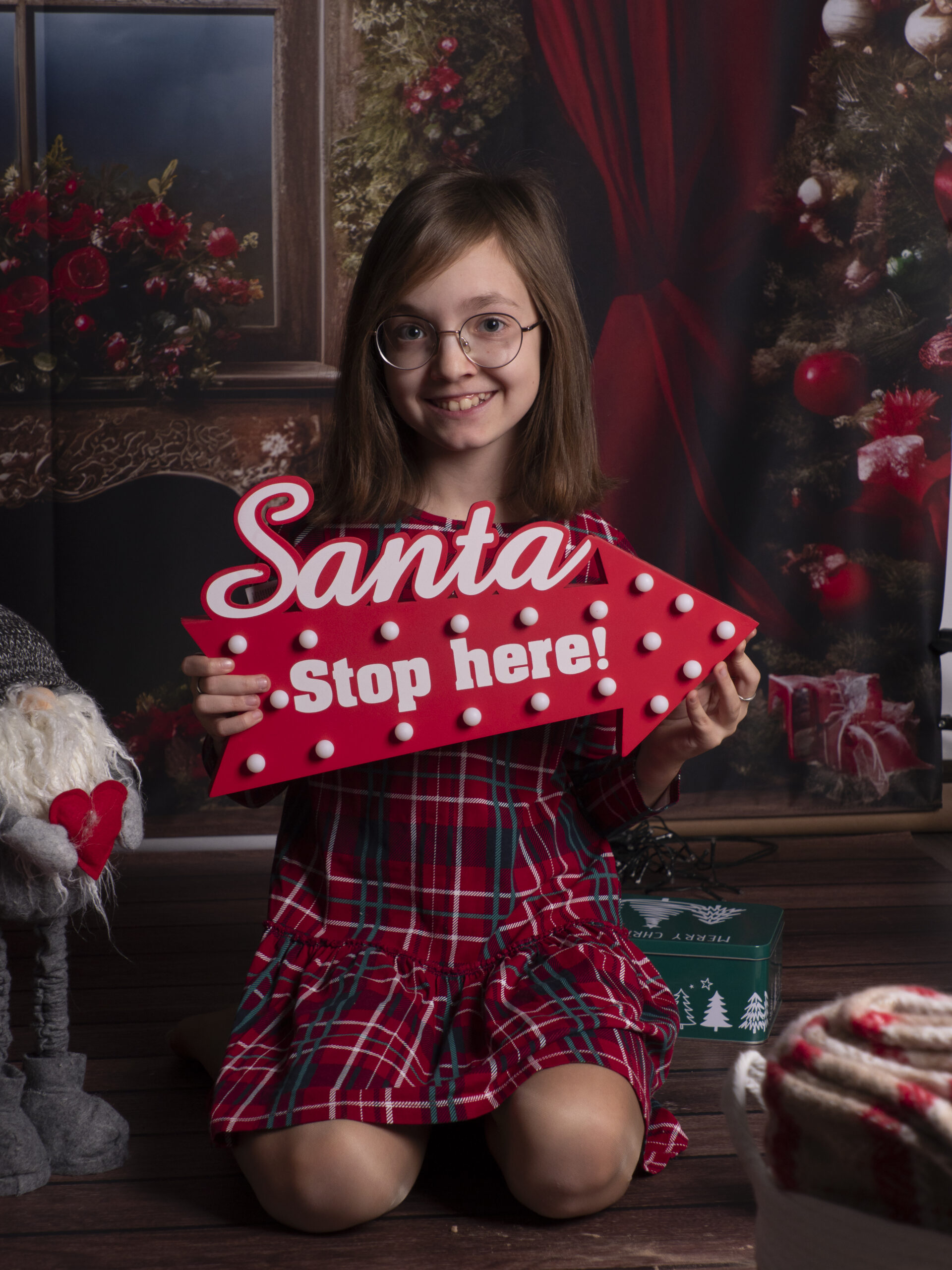 dziecko w świątecznej stylizacji podczas sesji w ZDW Studio